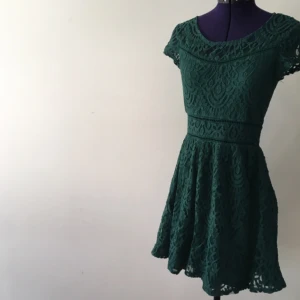  - superfin, smaragdgrön spetsklänning i vintage-stil. bara använt den två ggr då den dessvärre är för liten. kmr lägga upp många annonser närmsta tiden och ju fler plagg du vill ha, desto större mängdrabatt får du. möts upp i sthlm eller skickar om du betalar frakten.