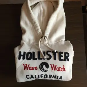 Hollister Hoodie (Nypris 600kr) Använd 3-5 gånger, mest legat i garderoben. I princip helt nytt tillstånd  Möjlighet för meetup i Stockholm och kan skickas på köparens bekostnad. Om mer bilder önskas skicka ett PM :) 