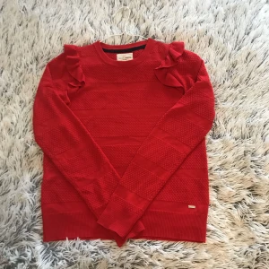  - Skön fräsch tröja i knallröd från kollektionen Holly & Whyte. Priset är inkl. Frakt! 