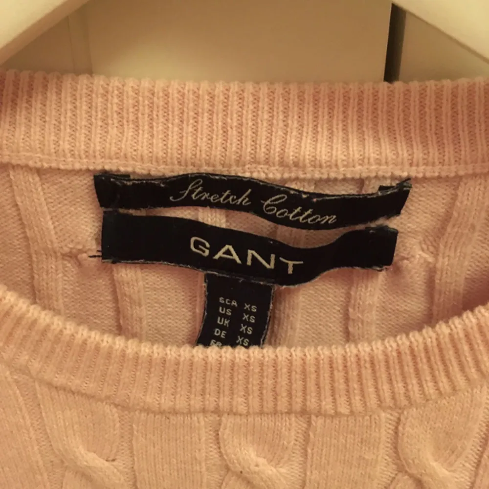 Ljusrosa kabelstickad tröja från gant, köpt på NK i stockholm. Stickat.