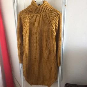  - Mysig stickad tröja med polokrage i senapsgul!