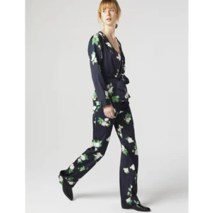  - Detta populära sätt som jag aldrig använt, kan tom byta storlek i butik till den exakta du önskar, då alla lappar sitter på. Helt oanvänt. Finns att köpa i butik nu. Från Twist and Tango. Nypris 2 298kr.