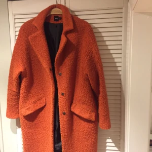  - Orange höst/vinterkappa från Asos.  Köpt här på plick men aldrig använd.  Köpare står för frakt 