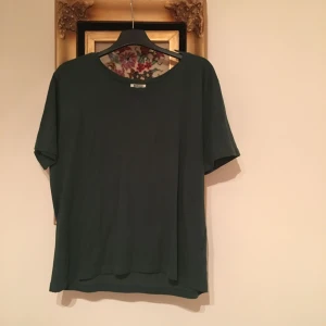  - Vanlig plain T-shirt från Weekday i grönt! Frakt tillkommer om vi inte kan mötas upp i Lund🌟