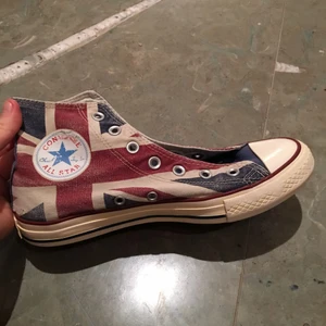  - Säljer ett par converese (utan skosnören‼️), använda kanske 1-2 gånger