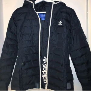  - Adidas vinterjacka i gott skick. Strl S
