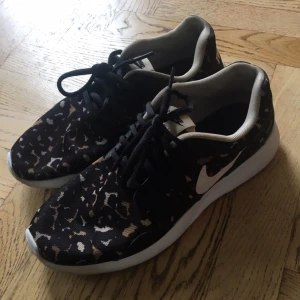  - Sneakers från Nike i str 39 (normal i str). Knappt använda och ser därför ut som nya.  Köptes för 899 kr 