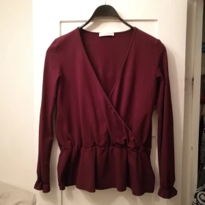  -     Jättefin blus/tröja från Anna Holtblad. Knappt använd och köpt för ca 1995 kr.