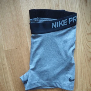 - Shorts från Nike Pro. Gråa med svarta detaljer. Aldrig använda