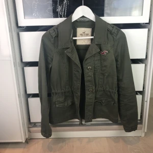  - Millitärgrön jacka från Hollister, passar även xs! Endast använd ett fåtal gånger, så i superfint skick. 