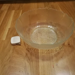  - Snygg stor (frukt) glasskål  Swish el kontant vid Ropsten eller Åhléns city Förr 200➡️nu 100