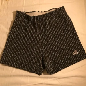  - Storlek M, men sitter även bra på en S. Använda 2 gånger totalt 