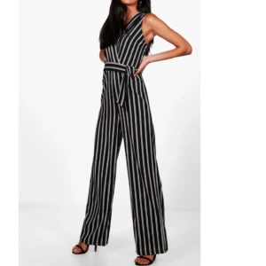  - Helt oanvänd randig byxdress. Passade tyvärr inte mig och orkar inte skicka tillbaka till England så lägger ut den här istället.  (Går att vika ner topp och använda som kostymbyxa) 