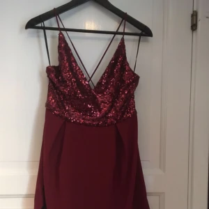  - Använd en gång. Korsade band i ryggen. Perfekt till jul!🎅🏼  Kan fraktas men köparen står för fraktkostnaderna📦 Betalas via swish💸