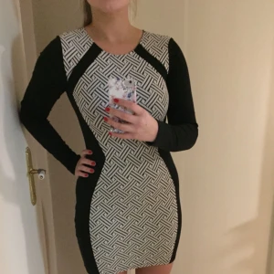  - Figurnära svart/vit klänning från H&M i storlek 36. Använd en gång, alltså i väldigt bra skick. Köparen står för frakten.