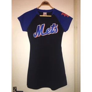  - Cheerleader-klänning, Mets! Älskar men den hänger tyvärr bara. 100% polyester. Kan ta mått på begäran. Hämtas i Kärrtorp eller postar!