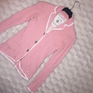  - Rosa bondelid kavaj/kofta/sommarjacka i storlek XS med fina detaljer. Knappt använt, mycket bra skick! Köpte står för frakt 