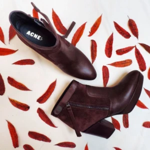  - Säljer Acne Studios klassiska boots, Track i str 38. Skon är stor i storleken! Jag har vanligtvis str 39. Färgen är mörkröd/vinröd/burgund Nypris: 3950 kr Dessa är i väldigt fint skick.
