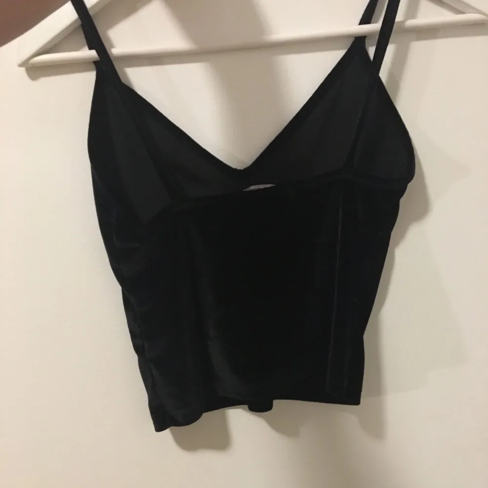”Velvet black” the size is around (xs-m) the inside texture is not velvet, it’s more like a swimsuit- ish. The material is not quite thin but it’s not that thick, it will keep you warm tho. . Toppar.