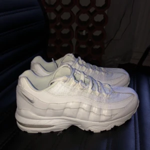  - Säljer ett par helt oanvända fräscha Nike, liten i storleken men passar en 38/39. Endast provade. Nypris runt 1300kr 