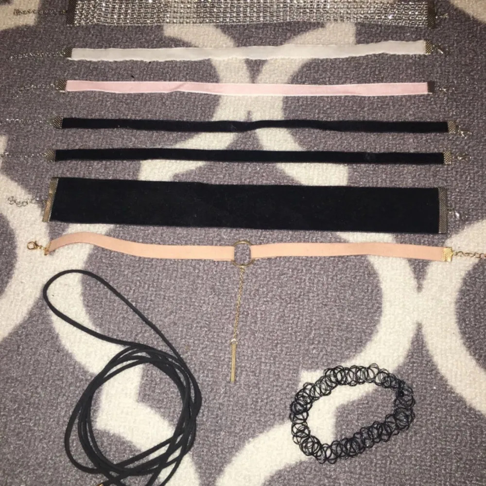 9 stycken Chokers,alla för 100kr. Accessoarer.