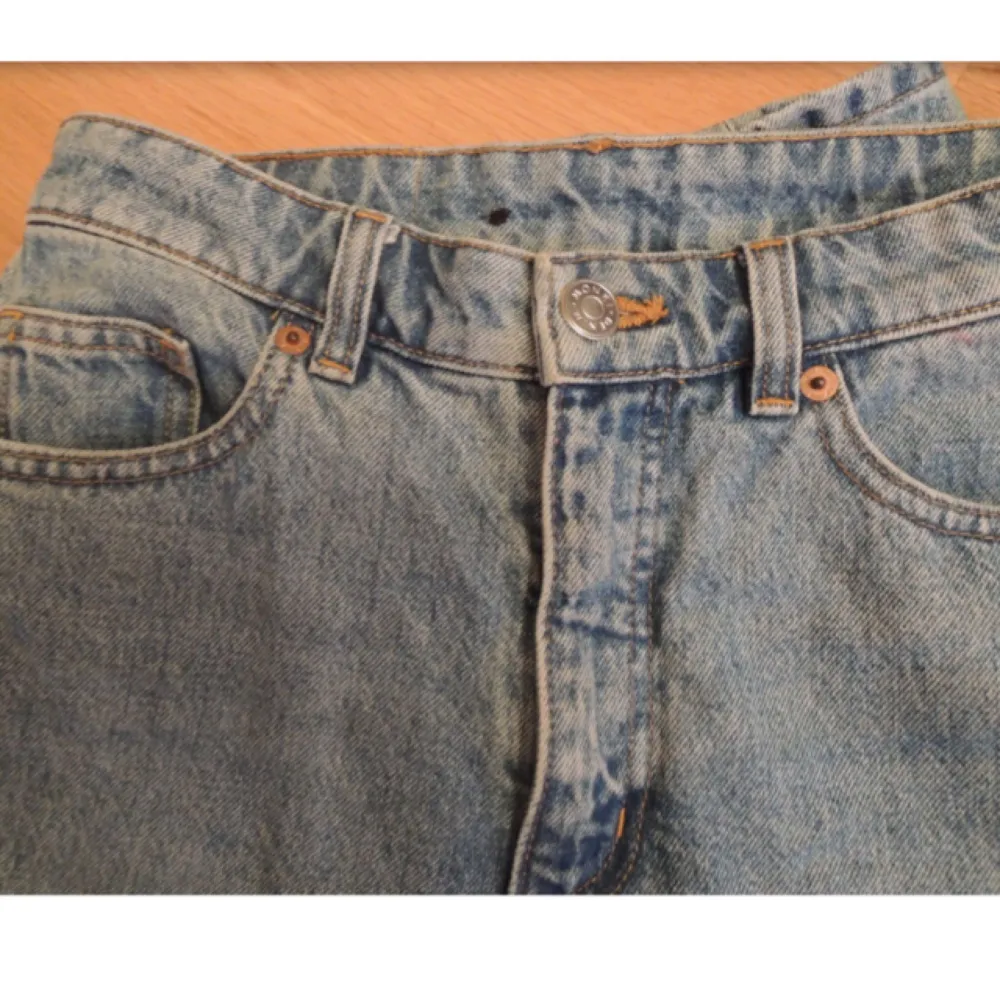 Klassiska Kimomo mom jeans från Monki. Strl 25, säljes pga för små för mig. Använda endast några gånger och i finfint skick. Nypris 400 kr. Andra bilden är från monkis hemsida, gå gärna in där och kolla för fler bilder. Frakt 58 kr.. Jeans & Byxor.