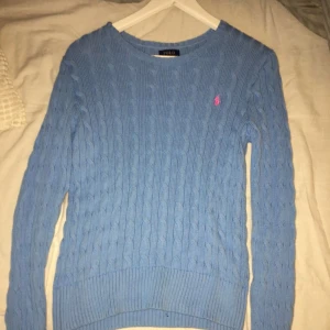  - En ljusblå Ralph lauren tröja med rosa häst. Nypris: 1195 