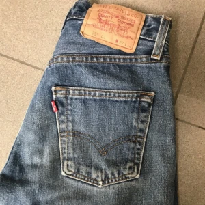  - Levis 355 inköpta här på Plick. Tyvärr för små för mig. Fri frakt. 