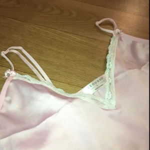  - Ett rosa fint linne som står i storlek L, men passar mig väldigt bra trotts att min storlek är S.