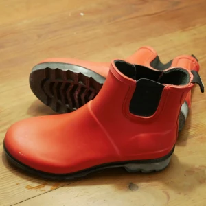  - Röda, låga gummistövlar från Tretorn. Knappt använda. 