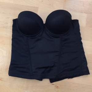 Svart bustier i satin. Jättefin att ha vid lite festligare tillställningar. 