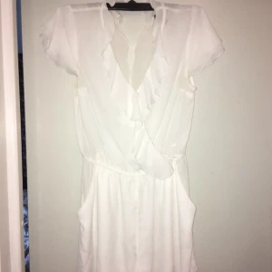  - Jättefin vit somrig jumpsuit med knapp vid urringningen. Säljes pga för liten, köparen står för frakt