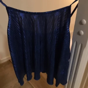  - Glittrig kornblå topp köpt på Bik Bok några år sedan, helt oanvänd. 