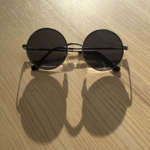  - Runda solglasögon ! 