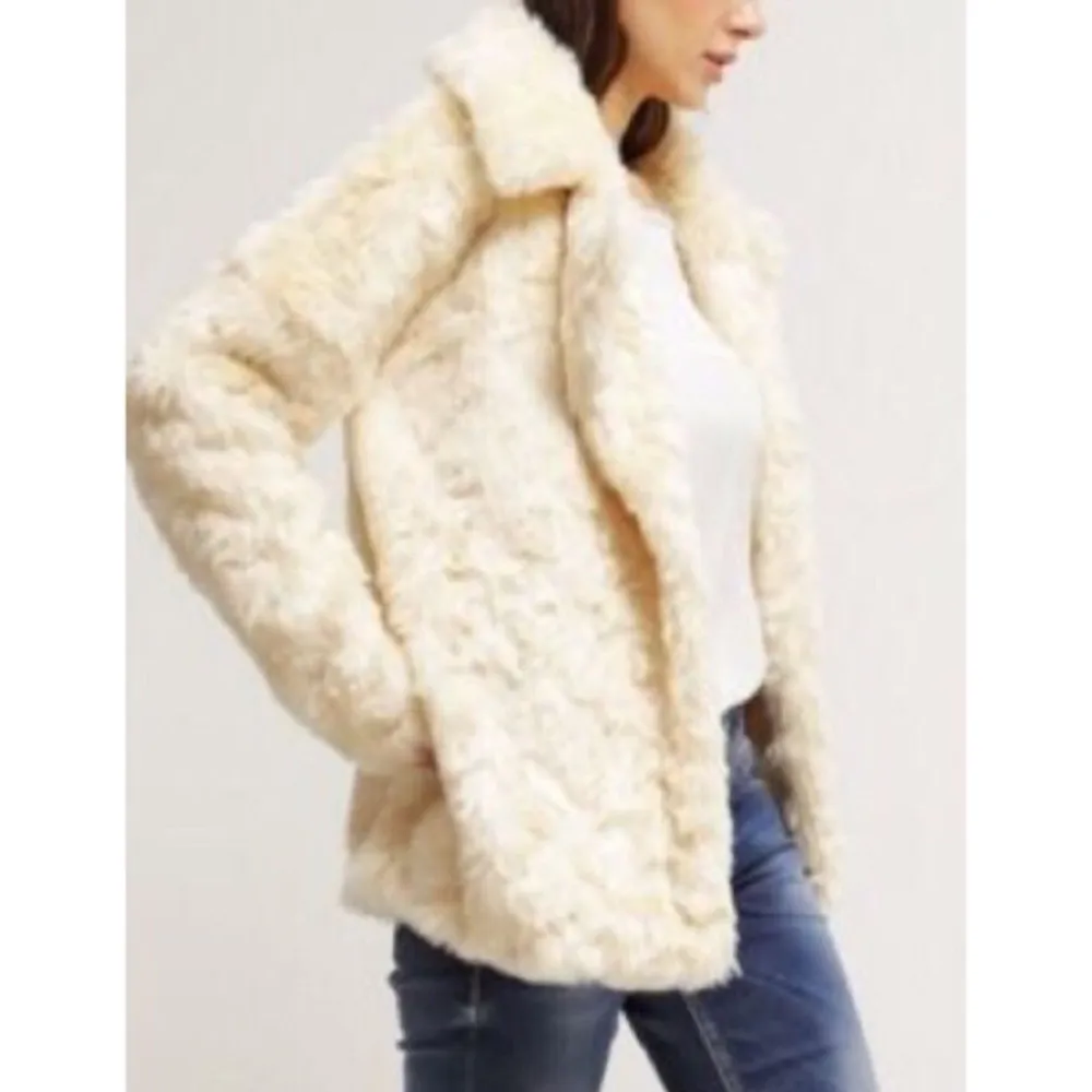 Super fin faux fur från bikbok! Köpt i Danmark & endast använd 2 tillfällen. Passar perfekt inför hösten/vintern- håller en riktig varm. Jackor.