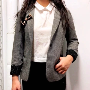  - Kavaj från Maison Scotch i storlek S säljes för 500kr (nypris 3000kr), frakt tillkommer. Kavajen är aldrig använd och därav i väldigt bra skick. Betalning sker via swish.