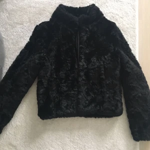  - Säljer en oanvänd pälsjacka.  Jackan är kort och är i storlek 36, men passar också en 34a.