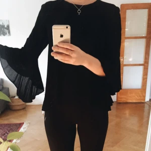  - Svart blus i storlek S från Zara. 3/4 ärmar som är vida. Liten öppning i ryggen. Passsr perfekt om man vill vara diskret men ändå uppklädd på fest eller på middag. 