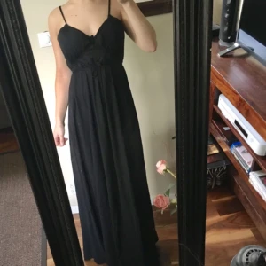  - Snygg maxiklänning med snörning, på bilden är den knuten runt midjan och bysten, men behöver inte knytas alls för den delen! Kostar 45 kr att fraktas. 💎 3 FÖR 2 PÅ ALLA ANNONSER 💎