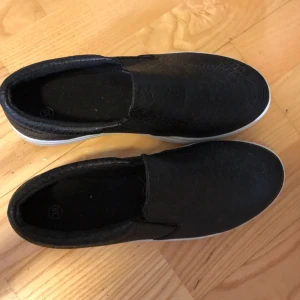  - Sköna skor i skinnimitation! Bra till hösten! Storlek 38 :)