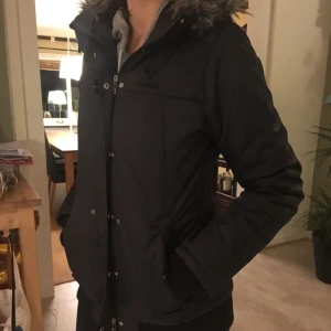  - Vinterjacka, äkta hummel använd! Väldigt bra skick, varm och tål kyla den är i storlek 38 