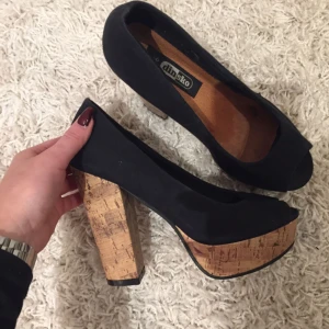  - Klackar från din sko! I bra skick, knappt använd!