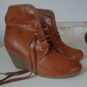  - Nästan oanvända fodrade kilklack 