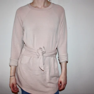  - Beige tröja med knyt som sitter fast i tröjan. Supermjuk och stretchig! Storlek XS. Lite nopprig inuti, men inget fel :) Endast använd 1 gång!  Frakt 60kr