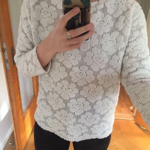  - Fin stickad tröja från bik bok! I halvt gott skick, därför säljer jag den billigt. Inga större konstigheter med den, den har gått upp lite i kragen men det är bara att sy några stygn om man är petig!
