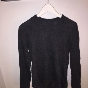 - Mörkgrå halv polo, nästan aldrig använd.