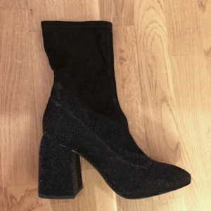  - Oanvända svart-glittriga stövlar från H&M  