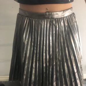  - Brons aktig kjol använd fåtal gånger men är i bra skick, dragkedja på ryggen, swish går bra köpare står för frakt