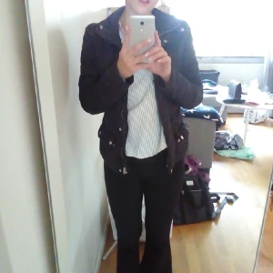  - höst och vårjacka i använt skick men jätte fin :) 