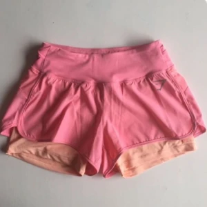  - Säljer dessa snygga, bekväma och stretchiga träningsshorts från Gymshark i stl xs. De är så gott som nya i skicket och är hela och rena! På högersida lår finns ett mobilfack där man kan ha nycklar eller mobil